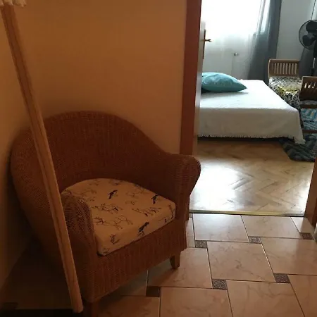 Studio With Garage On Subway Near Centre